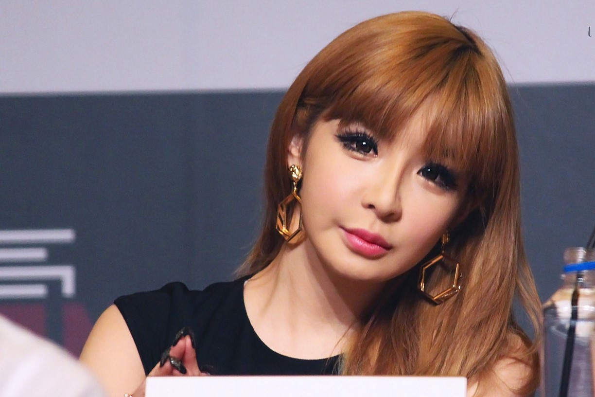 Park Bom 2NE1 Unggah Foto Bareng Lee Min Ho, Agensi Beri Klarifikasi