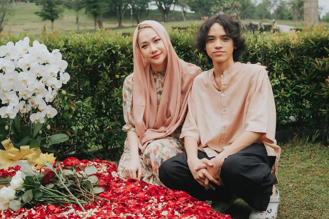 BCL Curhat Soal Anak Saat Ziarah ke Makam Ashraf Sinclair