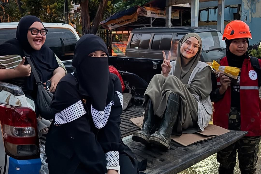Zaskia Adya Mecca dan Indadari Bikin Posko Untuk Bantu Korban Banjir