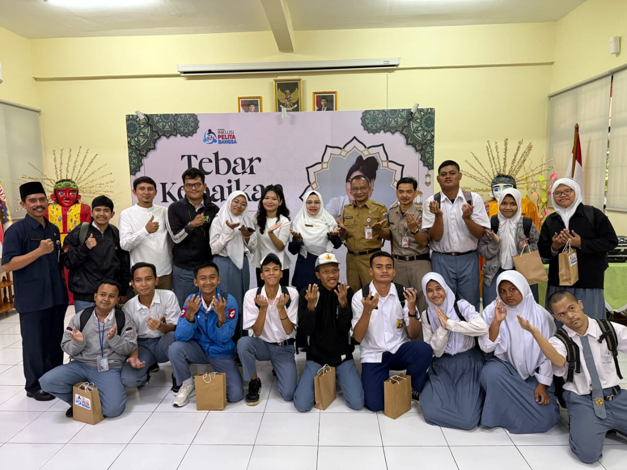 Cahaya Manthovani & Yayasan Inklusi Pelita Bangsa Berbagi Makanan Sehat Bergizi Gratis