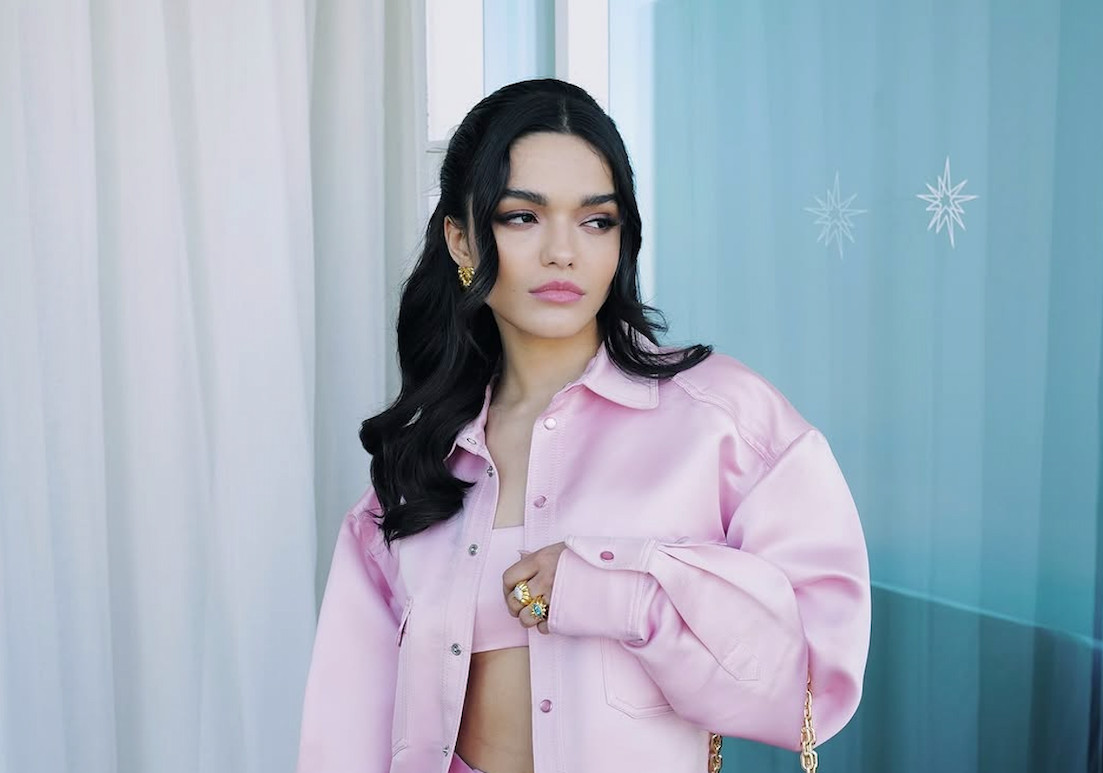 Hadiri Press Tour "Snow White", Rachel Zegler Tampil Memesona Serba Pink