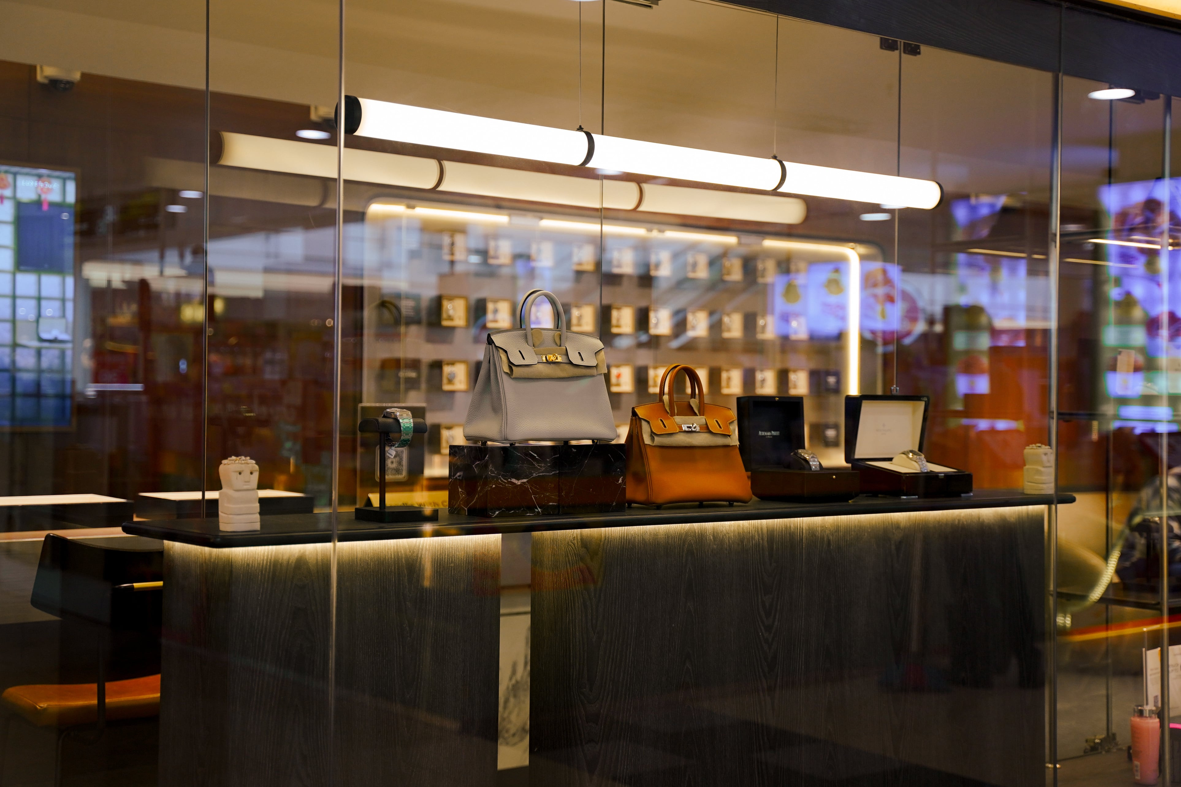 Hadirkan Pengalaman Berbelanja Barang Mewah yang Eksklusif, Luxehouze Resmi Hadir di Surabaya