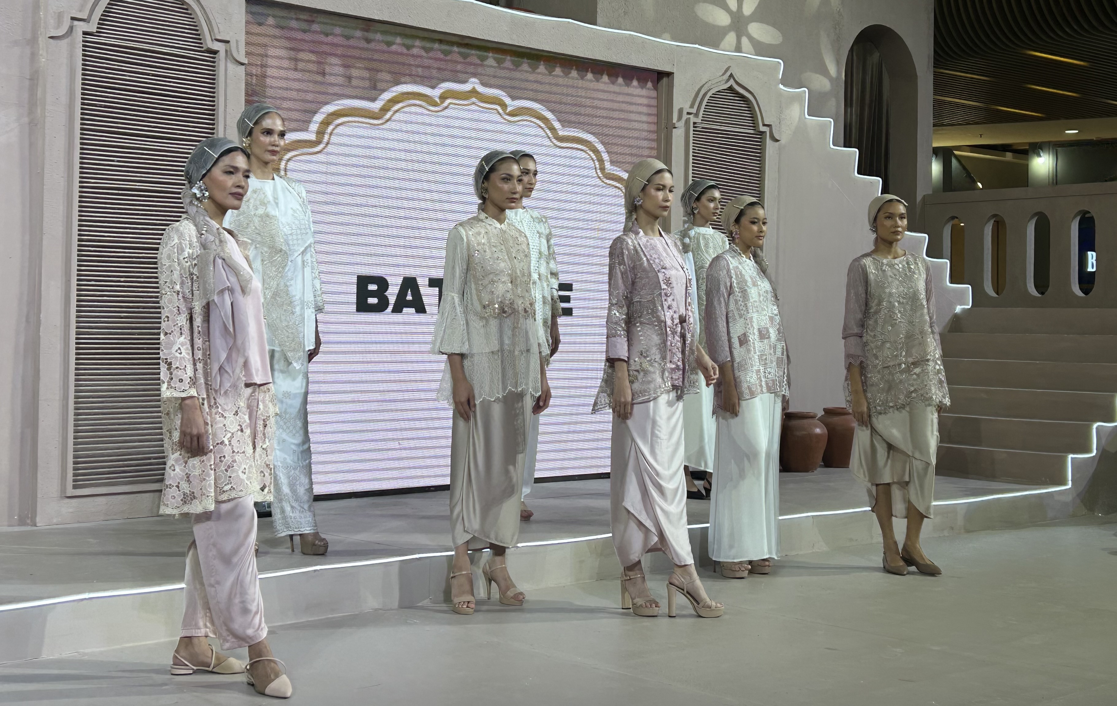 Motif Floral, Lace, & Embroidery Masih Jadi Elemen Favorit Busana Muslim Perempuan 2025