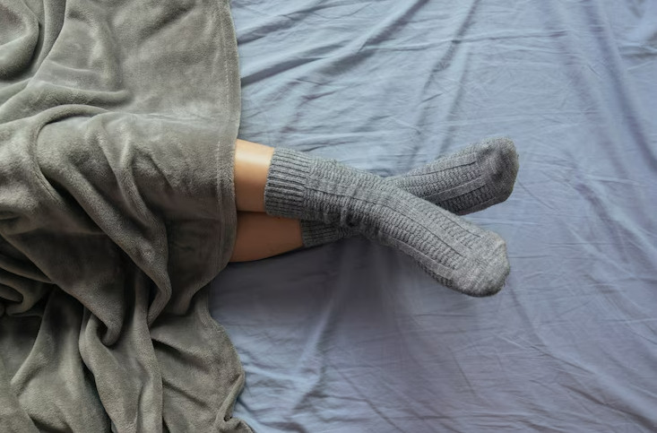 Pakai Kaus Kaki Bisa Pegaruhi Kualitas Tidur? Yuk Cek Faktanya!