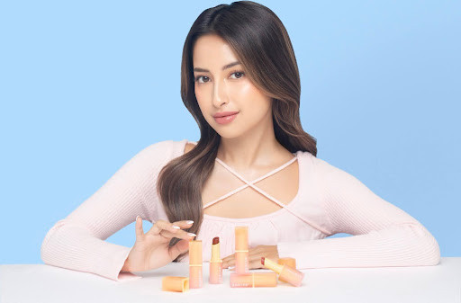 Gandeng Jennifer Coppen, Azarine Rilis Glowkiss dengan Teknologi SPF Terbaru!
