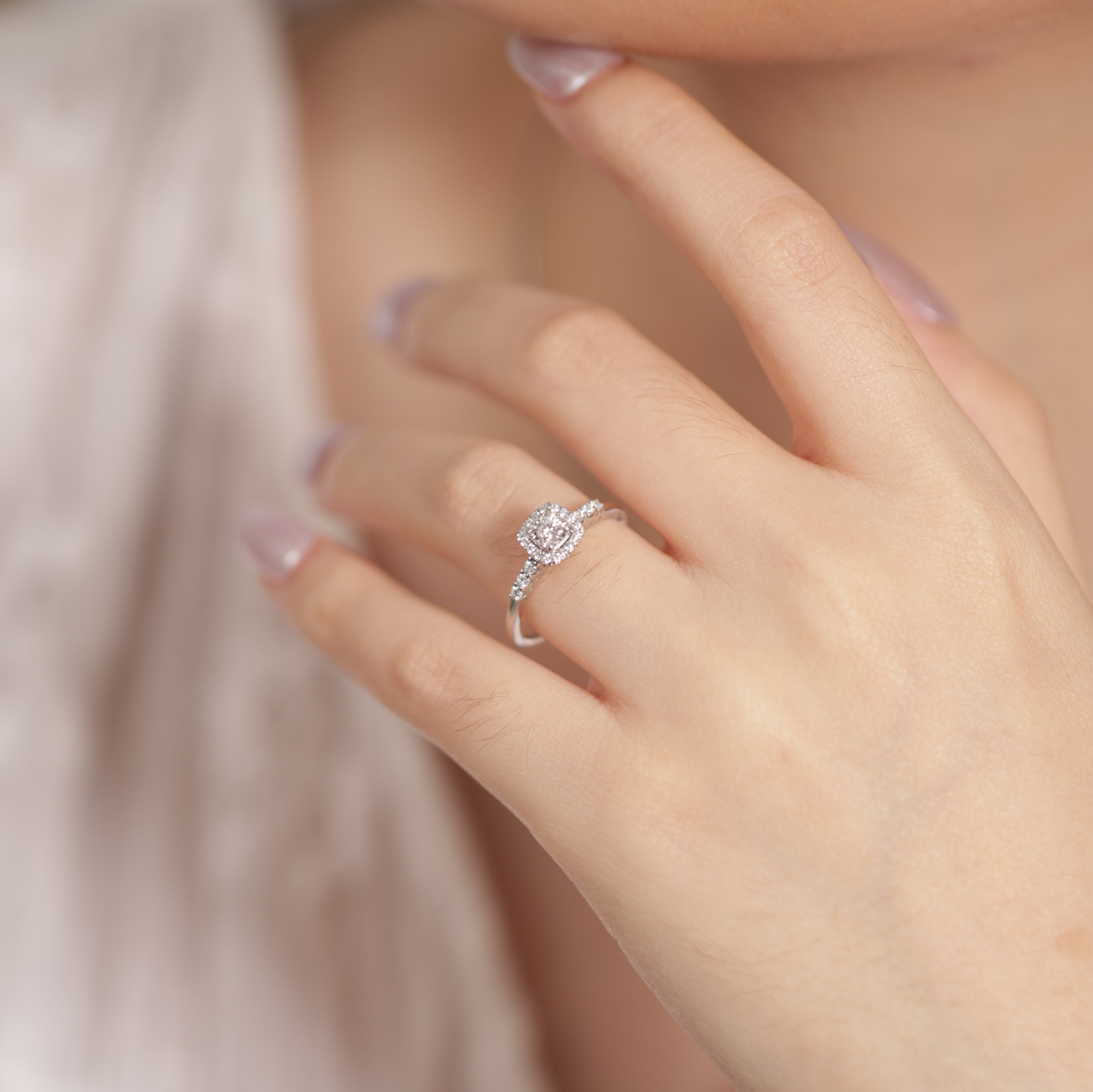 Tren Cincin Wanita 2025: Sakura Ring Mizora Bikin Milenial Jatuh Hati