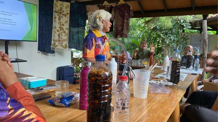 Ubah Limbah Dapur Jadi Solusi Lingkungan, Rotary Club Bandung Gelar Pelatihan Eco Enzym di Hutanika