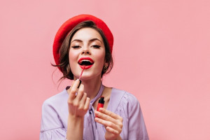 Sering Gunakan Lipstik Berlebih? Ini 5 Penyakit yang Bisa Timbul