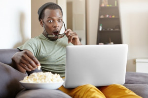 Terdengar Mirip, Ini Fakta tentang Perbedaan Netflix dan Iflix
