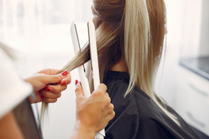 6 Tips Catok Rambut agar Tahan Lama Seharian