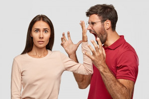Bikin Tidak Nyaman, Kenali 5 Tanda Pasanganmu Clingy!