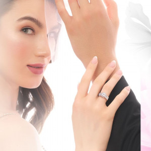 Pilihan Warna Cat Kuku untuk Menyempurnakan Tampilan Cincin Tunangan atau Cincin Kawin