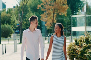 Daripada Menduga-duga, Ini 6 Tanda Si Dia Flirting Kepadamu