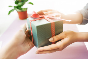 6 Ide Hadiah Pernikahan untuk Sahabat yang Bermanfaat dan Berkesan
