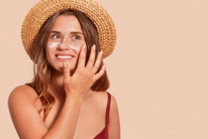 Perbedaan Sunscreen dan Sunblock, Mana yang Lebih Baik?