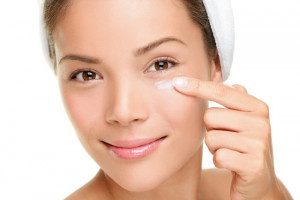Tak Perlu Eye Cream Mahal, 3 Bahan Alami Ampuh Atasi Masalah Kulit Mata.