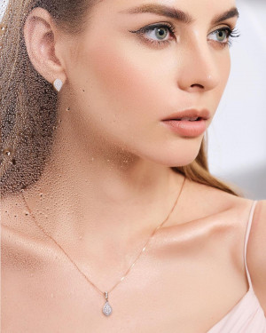 Tips Tampil Stylish Memakai Kalung dengan Liontin Berlian