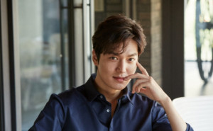 Daebak! Lee Min Ho Tetap Ganteng Meski Tampil dengan Mata Bengkak