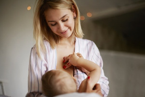 Jaga ASI Tetap Melimpah, 5 Tips Puasa untuk Ibu Menyusui