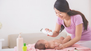 5 Rekomendasi Bedak Gatal yang Aman untuk Si Kecil