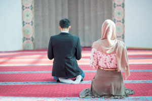 Amalan Doa Meluluhkan Hati Pria Idaman, Lengkap Beserta Artinya