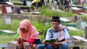 Doa Ziarah Kubur Lengkap Sesuai Syariat Islam