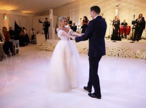 Mewah dan Glamor! 6 Fakta Pernikahan Paris Hilton dan Carter Reum