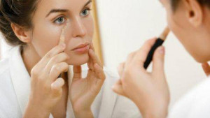 Bikin Wajah Terlihat Flawless, Ini Cara Pakai Concealer yang Benar