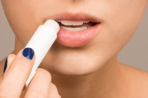 Cara Mudah Hilangkan Bibir Hitam dengan 5 Tips Ini!