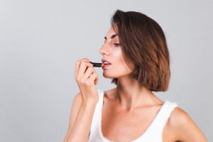 5 Rekomendasi Warna Lipstik untuk Perempuan Kulit Cokelat