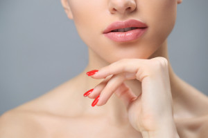 5 Pilihan Lip Gloss Bening yang Patut Dicoba Pemilik Bibir Kering