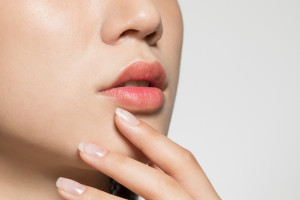 Ini Perbedaan Lip Balm dan Lip Serum Tuk Kesehatan Bibir