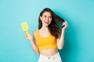 Inspirasi OOTD, Baju Warna Kuning Cocok dengan Apa Ya?