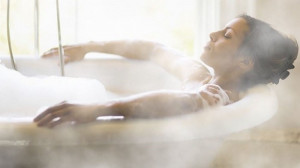 Angkat Sel Kulit Mati, Begini Cara Gunakan Body Scrub yang Benar