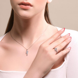 Decolletage, Bagian Tubuh yang Perlu Dirawat agar Tampilan Kalung Emas Makin Cantik