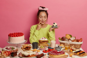Dampak Konsumsi Gula Berlebih, Yuk Batasi Makanan-Minuman Manis Saat Natal!