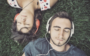 8 Lagu Romantis Indonesia Bikin Baper Langsung ke Hati