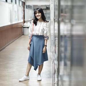 Mix-and-match Sneakers dan Dress Untuk Tampilan Unik dan Fashionable