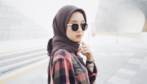7 Model Bingkai Kacamata untuk Hijaber, Bikin OOTD Makin Stylish