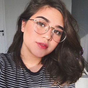 5 Model Kacamata untuk Si Wajah Bulat, Pasti Makin Cantik