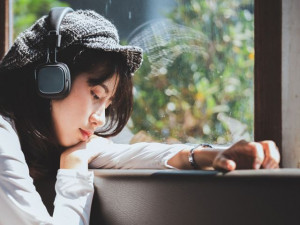 Tambahkan di Playlistmu! Kumpulan Lagu Korea Sedih dan Menyentuh Hati