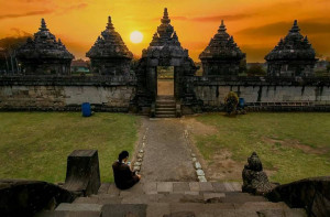 Menikmati Indahnya Matahari Terbenam di Candi Plaosan nan Eksotis