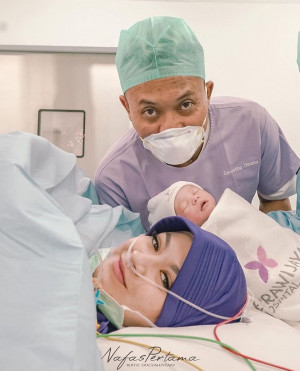 Hangat dan Bahagia, Begini Momen Natalie Holscher Melahirkan