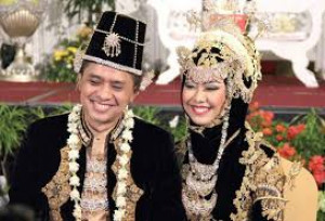 Berkelas dan Penuh Makna, Mengenal 4 Pakaian Adat Jawa Tengah