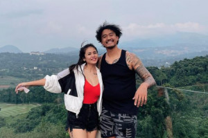 Sisi Lain Kartika Wijaksana, Istri Uus yang Romantis dan Hobi Masak