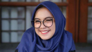 6 Model Kacamata Tuk Wajah Bulat dan Tembem Berhijab