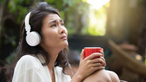 Sendu Banget, 10 Lagu Barat Ini Cocok Temani Saat Galau