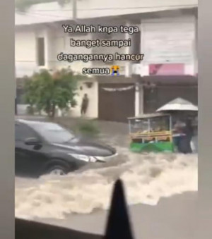 Viral Mobil Terjang Banjir, Gerobak Seorang Kakek Terbalik