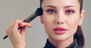 Wajah Segar dan Natural, Ini 5 Tips Gunakan Blush On yang Tepat