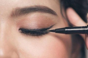 Beri Kesan Tegas, Begini Bentuk Eyeliner untuk Mata Sayu